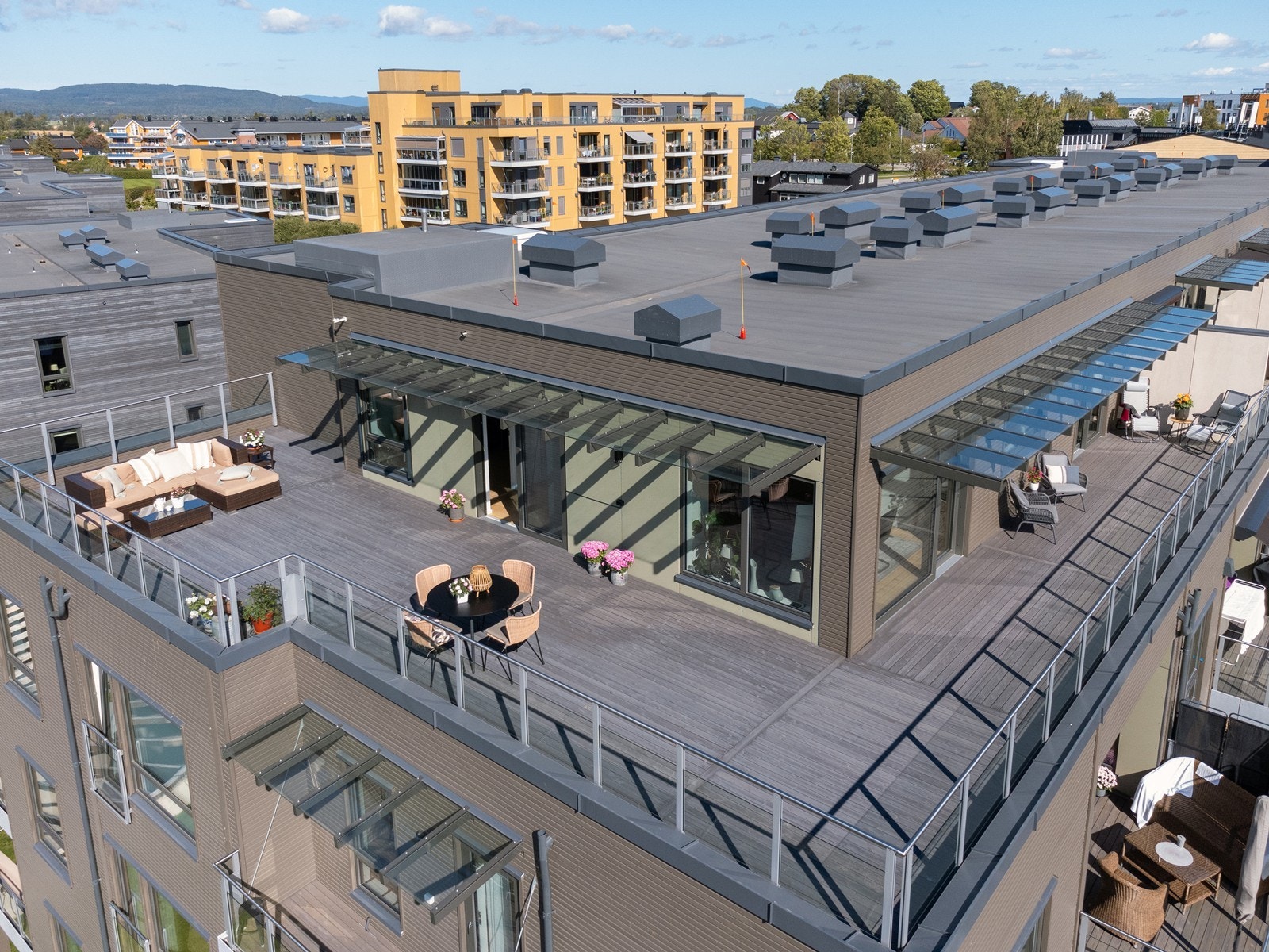 Velkommen til Vestlinna 2b! En lekker penthouse leilighet med nydelig uteplass. Galleribilde