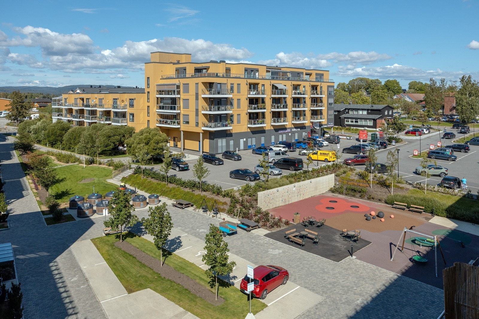 Like utenfor leilighetsbygget er det en stor lekeplass for barna. Galleribilde