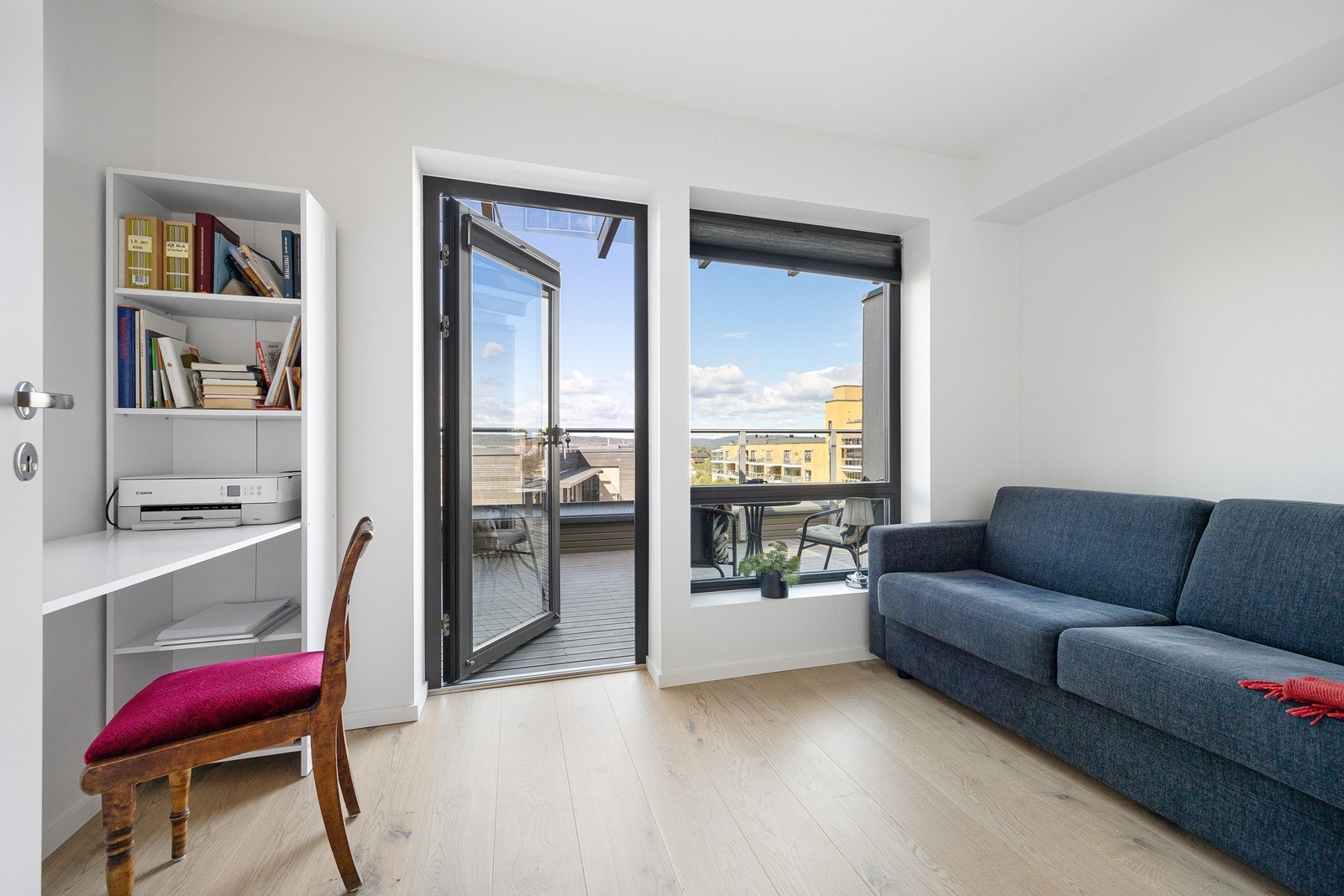 Soverom III benyttes som kontor og gjesterom. Her er det fin plass til seng, garderobe og annet møblement. Galleribilde