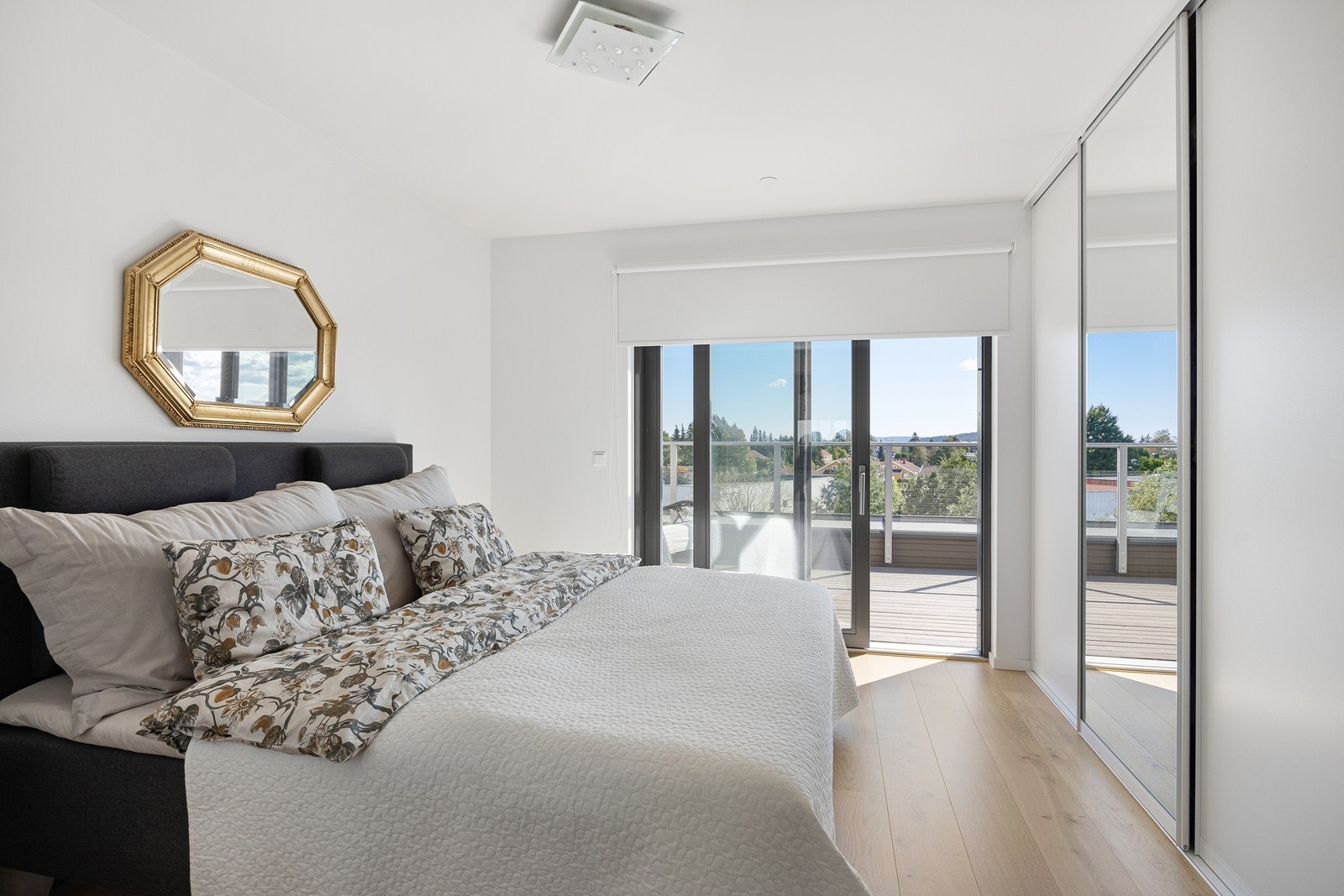 I hovedsoverom er det montert en stor og praktisk skyvedørsgarderobe. Galleribilde