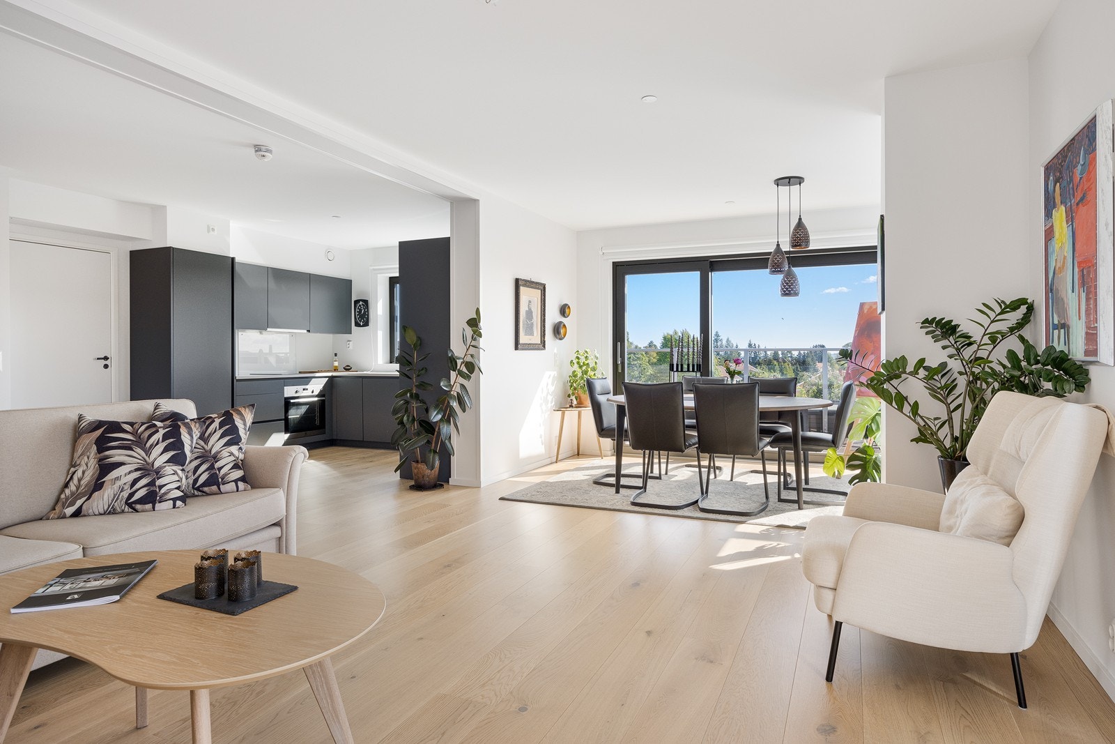 Den åpne løsningen mellom stue og kjøkken gir en god og sosial sone. Perfekt både i hverdagen og ved besøk. Galleribilde