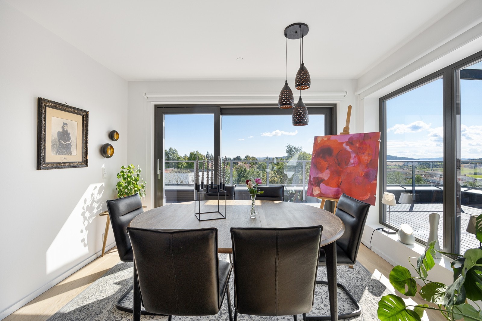 Spisestuen er plassert i en naturlig sone i stuen. Galleribilde