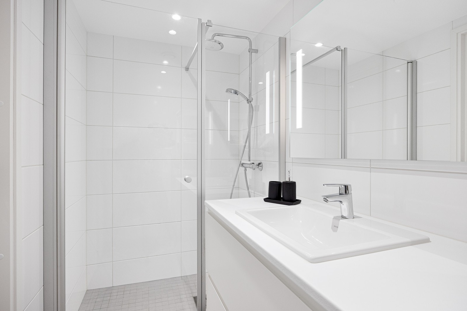 I tilknytning til hovedsoverommet er det et pent flislagt bad Galleribilde