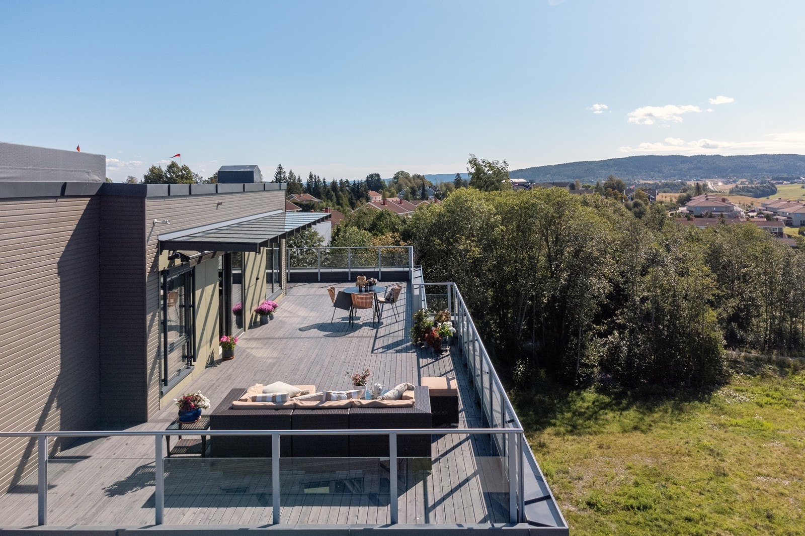 Med stor uteplass på toppen av leilighetsbygget har man sol hele dagen. Galleribilde