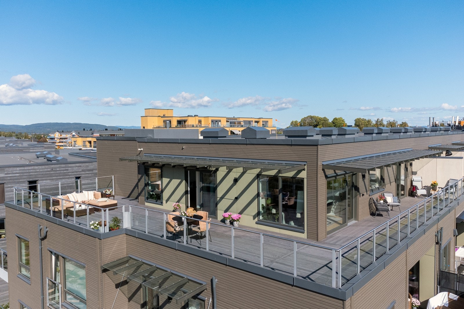 Det er rikelig med plass til flere sittegrupper. Galleribilde