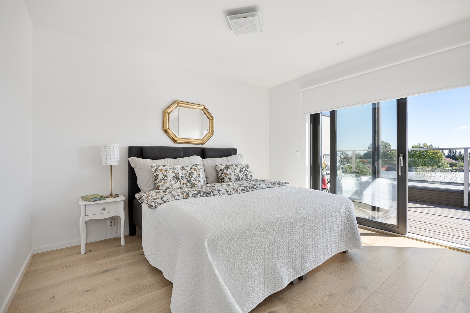 Hovedsoverom har adkomst ut til takterrassen og et helt eget baderom. Galleribilde