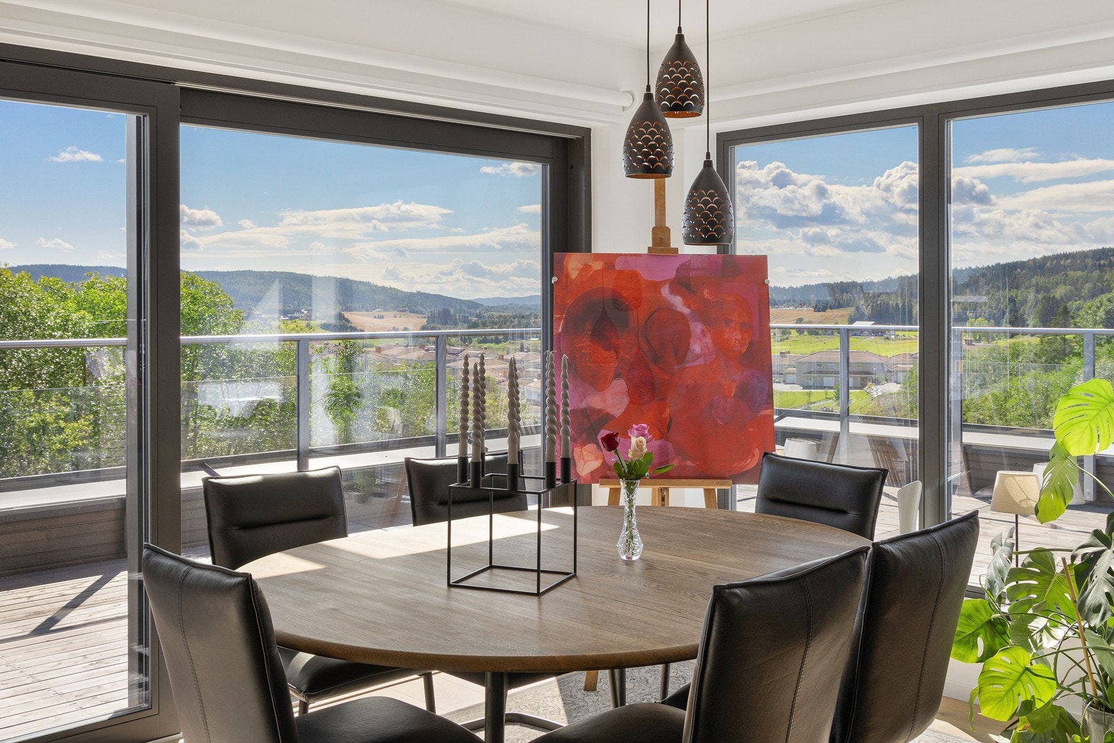 Med store vindusflater blir landskapet som et stort maleri som kan nytes til det fulle under middagsselskaper. Galleribilde
