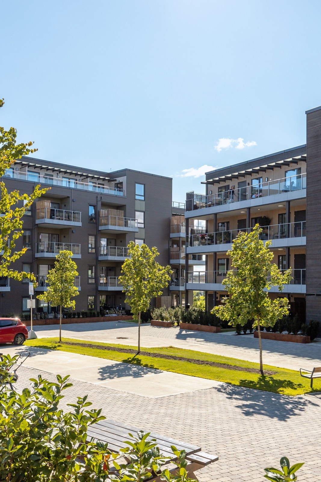 Området rundt leilighetsbygget er pent opparbeidet med beleggningstein, plen og beplantning. Galleribilde