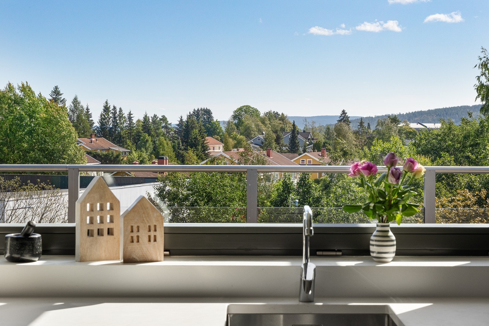 Når oppvasken skal tas kan utsikten nytes samtidig. Galleribilde