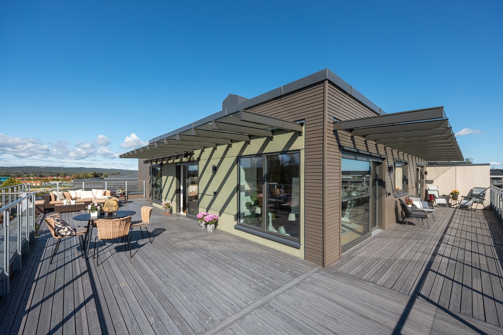 Det er montert solskjerming i form av screeens og markise. I tillegg er deler av takterrassen overbygget med glasstak innerst mot veggen. Galleribilde