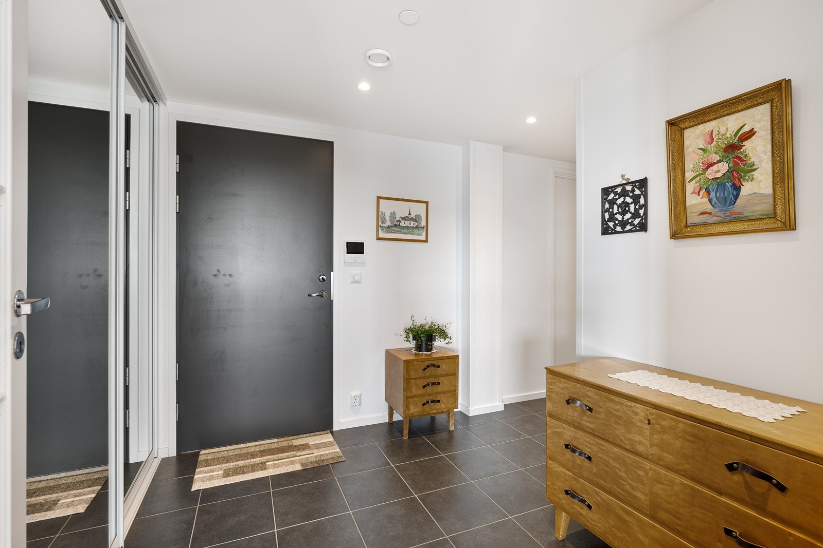 Entreen er romslig og har en praktisk skyvedørsgarderobe for oppbevaring av yttertøy. Galleribilde