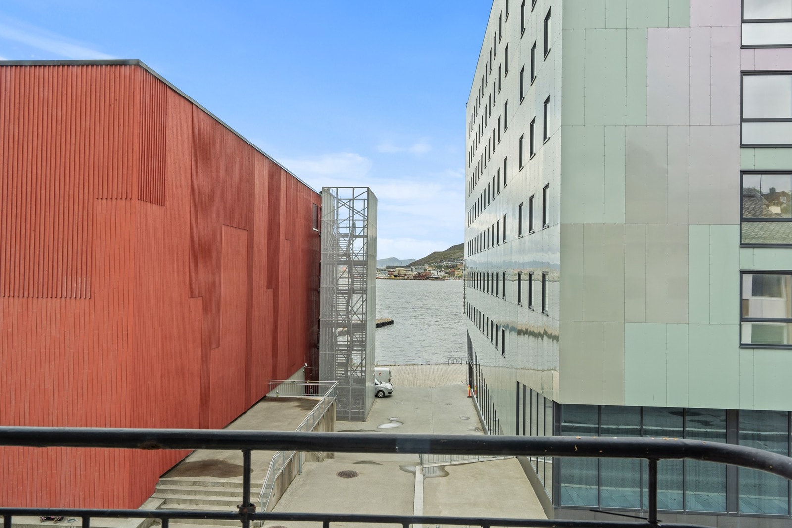 Sjøgløtt fra luftebalkong Galleribilde