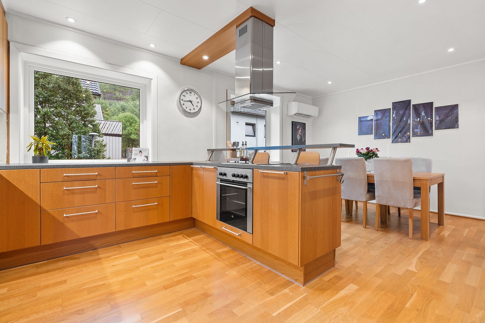 Stort kjøkken med plass til spisebord - Velkommen til Strandgata 41 - 301 - Klassisk bygårdsleilighet over en hel etasje samt loft Galleribilde