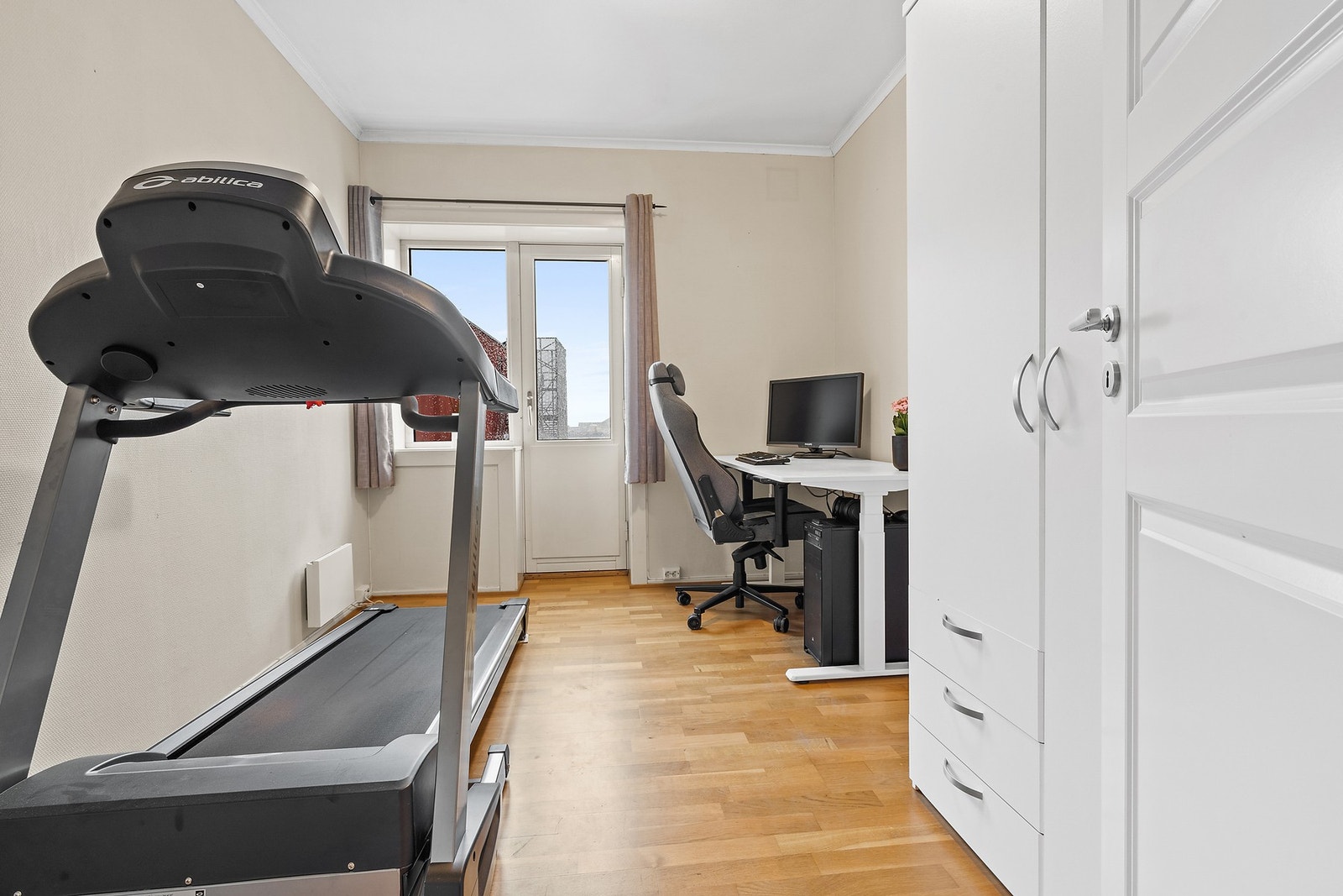 Et av tre soverom, her er utgang til luftebalkong Galleribilde