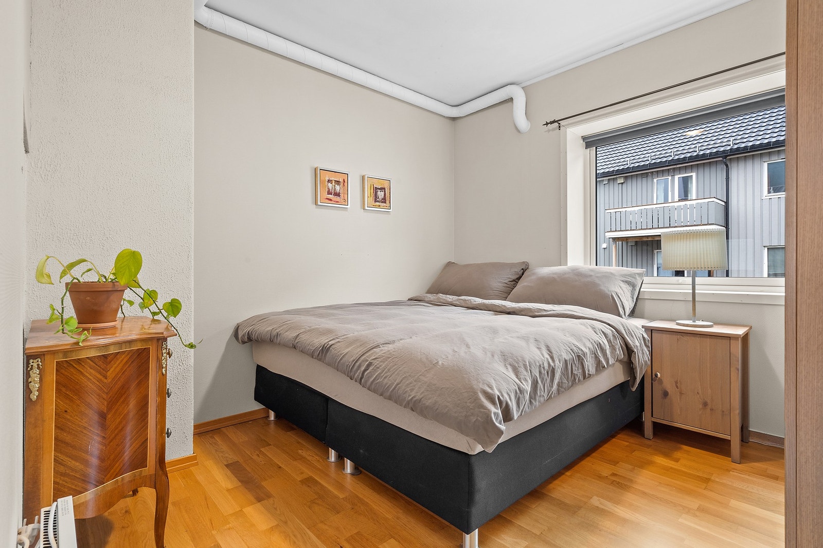 Et av tre soverom, dette vender mot rolig og stille bakgate Galleribilde