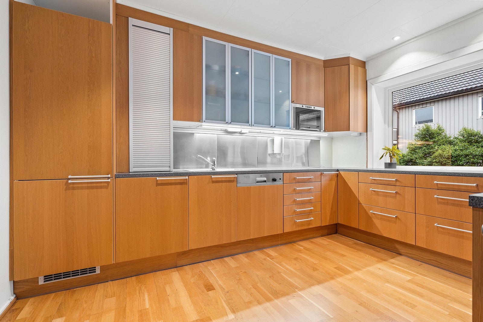 Stort kjøkken med integrerte hvitevarer Galleribilde