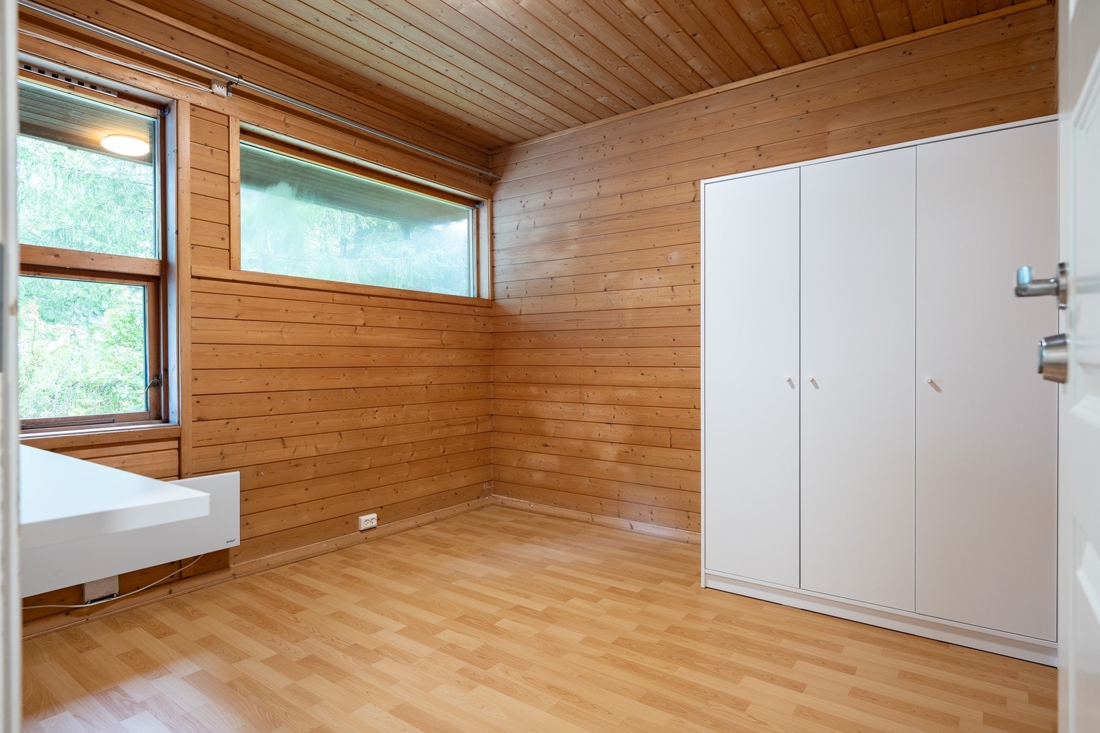 Romslig soverom med garderobeskap. Galleribilde