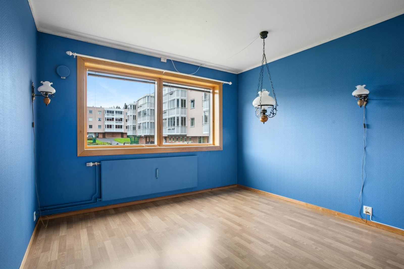 Kjøkkenet har god plass til spisebord Galleribilde