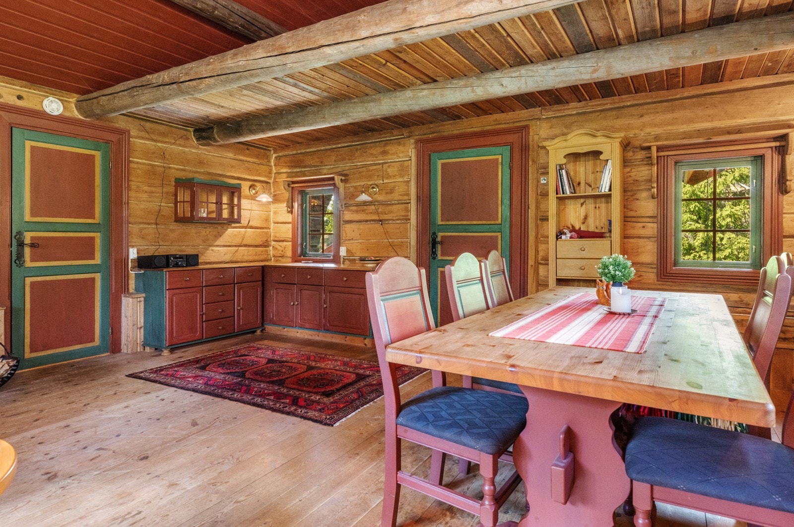 Kjøkken inn til høyre. Rommet til venstre er benyttet som soverom, men tilfredstiller ikke dagens krav til rømningsvei Galleribilde