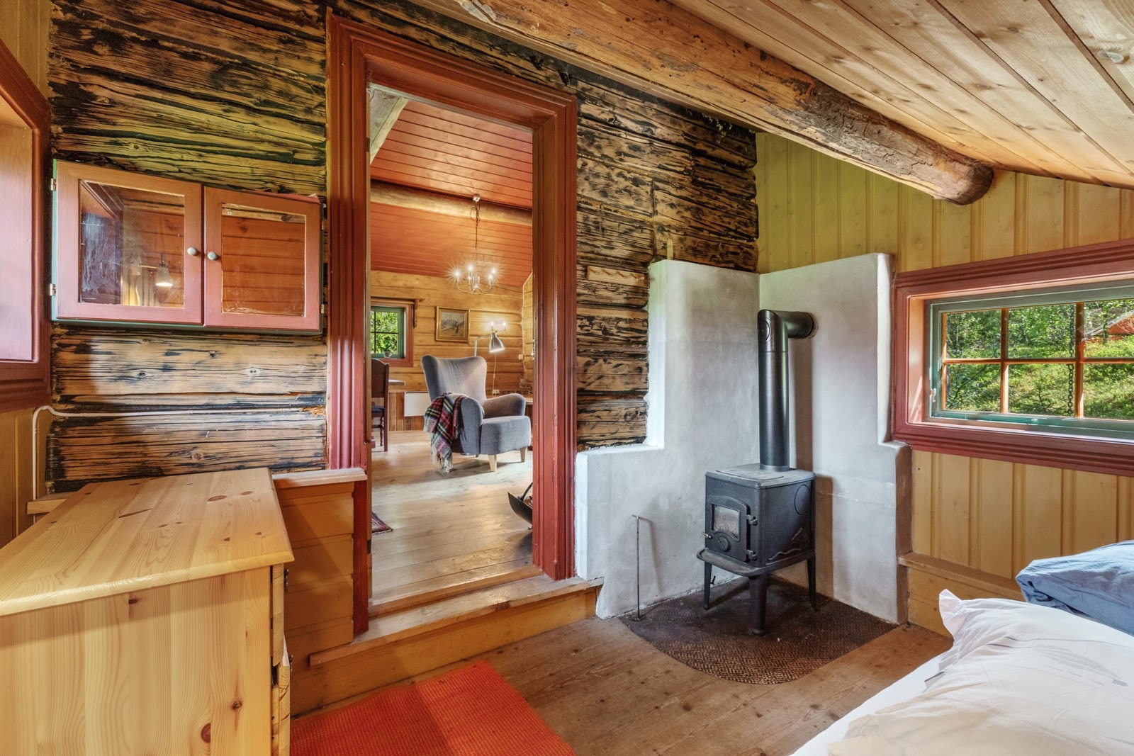 Vedovn inne på rommet som er benyttet som soverom Galleribilde