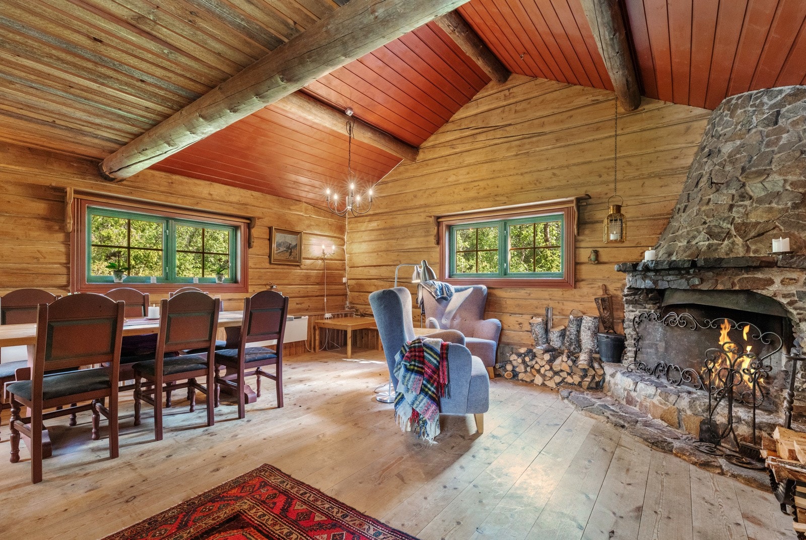 Stue med store tømmeråser i taket Galleribilde