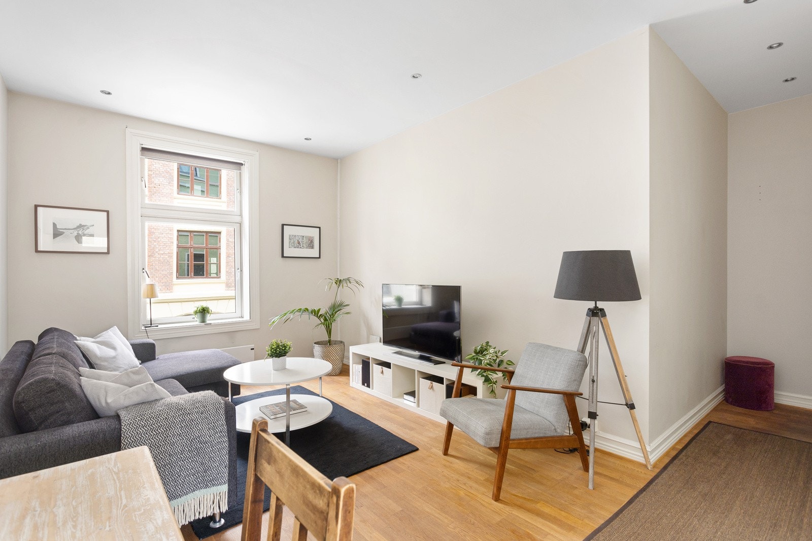 Lys og romslig stue med store vindsuflater som gir en luftig atmosfære. Galleribilde