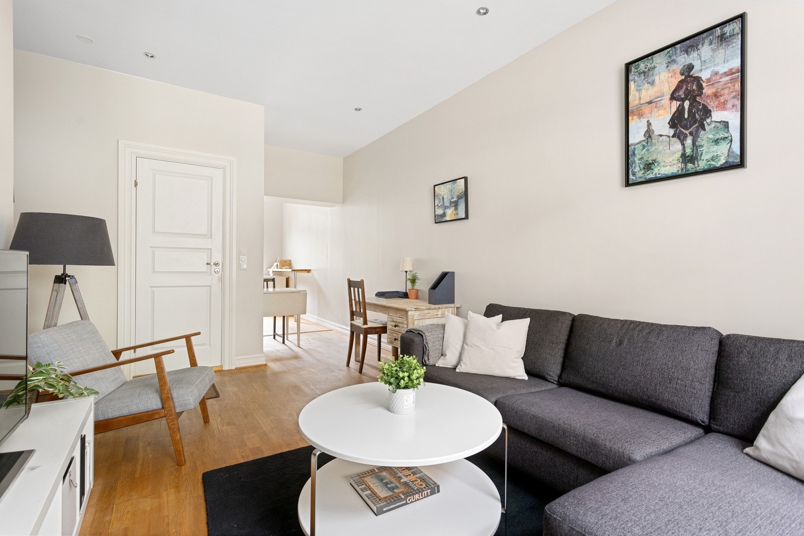 Stuen ligger i åpen løsning med kjøkkenet, men med en tildels skjermet og veldig god utforming. Galleribilde