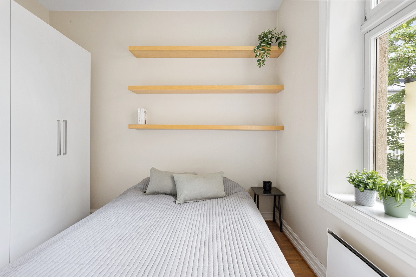 Soverom vendt mot rolig bakgård Galleribilde