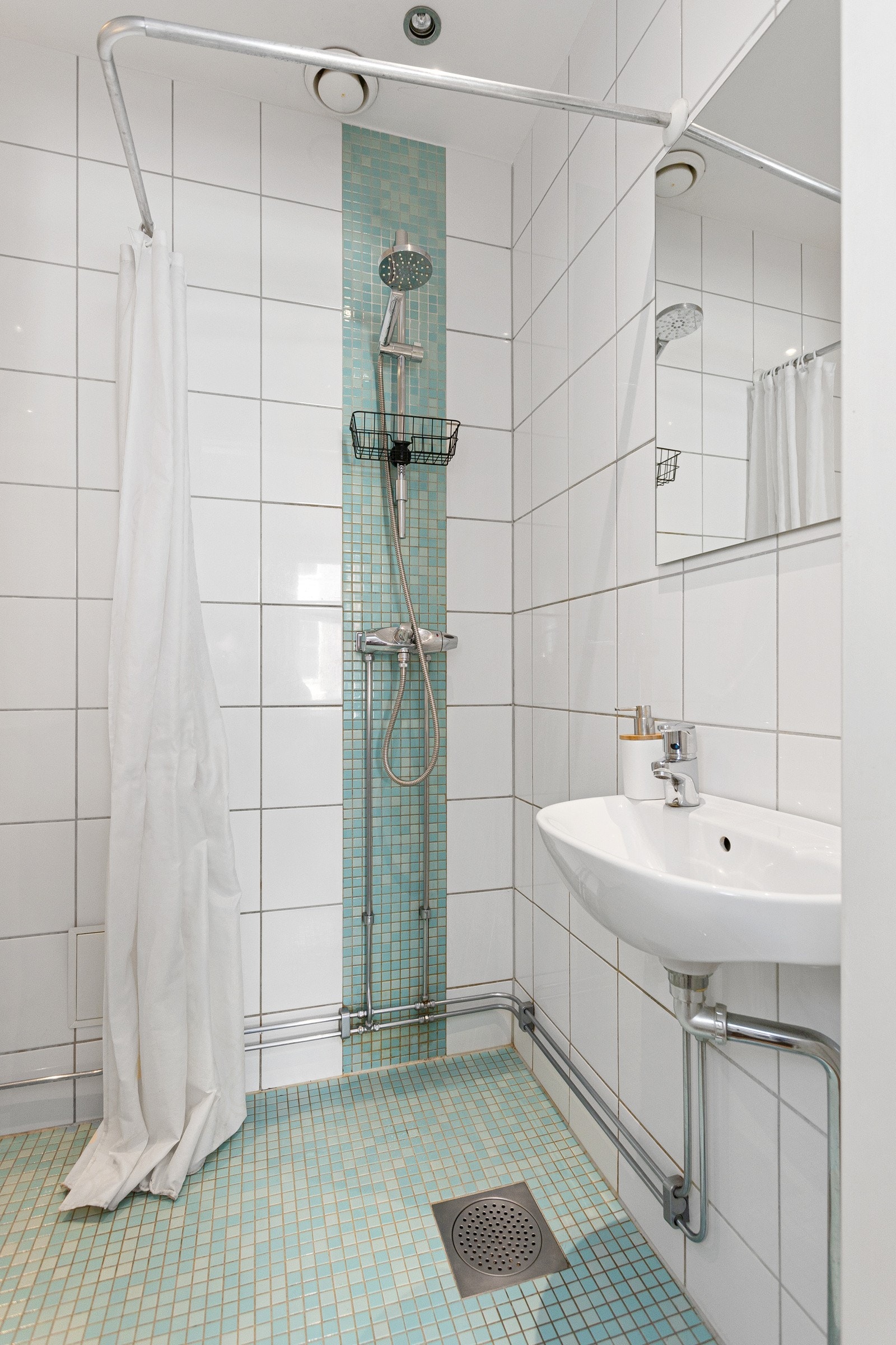 Dusjhjørne med forheng og gulvstående toalett. Galleribilde