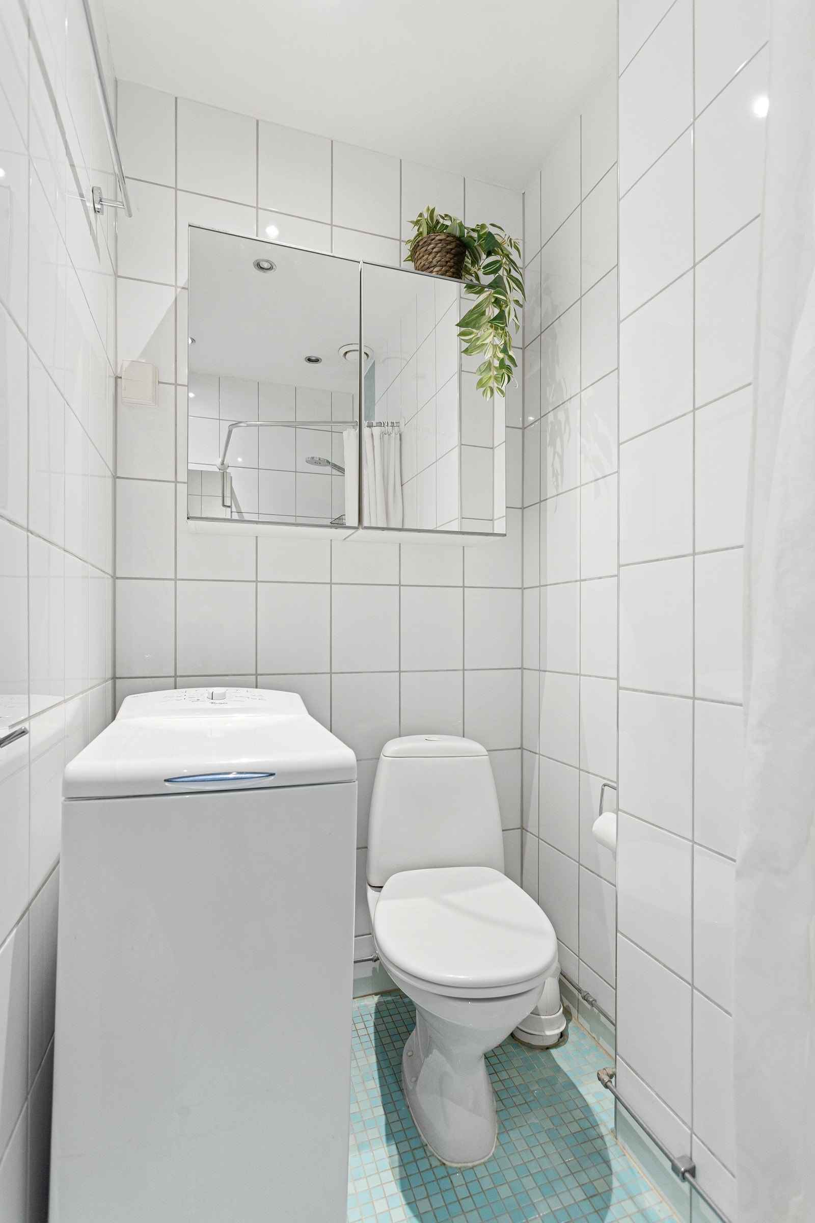 Flislagt gulv med gulvvarme og flislagte vegger. Vegghengt servant med ett-greps armatur. Galleribilde