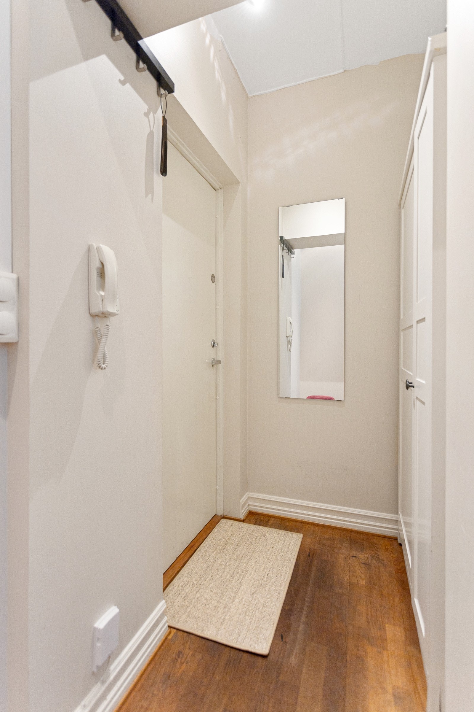 Entrè med sikringsskap med automatsikringer er plassert i gang. Galleribilde