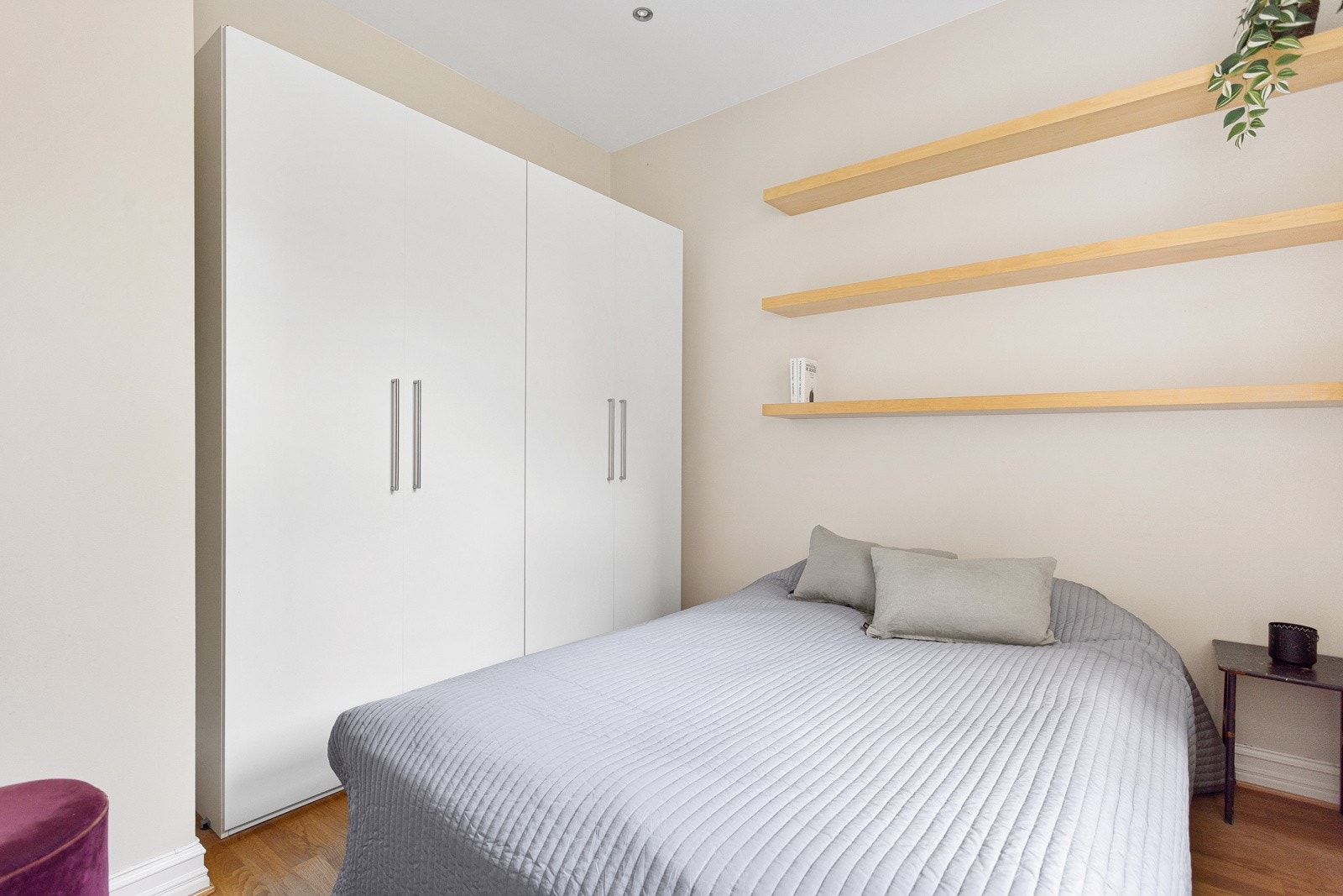 Soverom av god størrelse med god plass til dobbeltseng, garderobeskap og nattbord Galleribilde