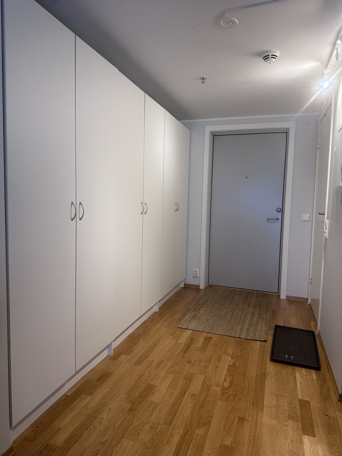 Entre- Møblert med garderobeskap Galleribilde