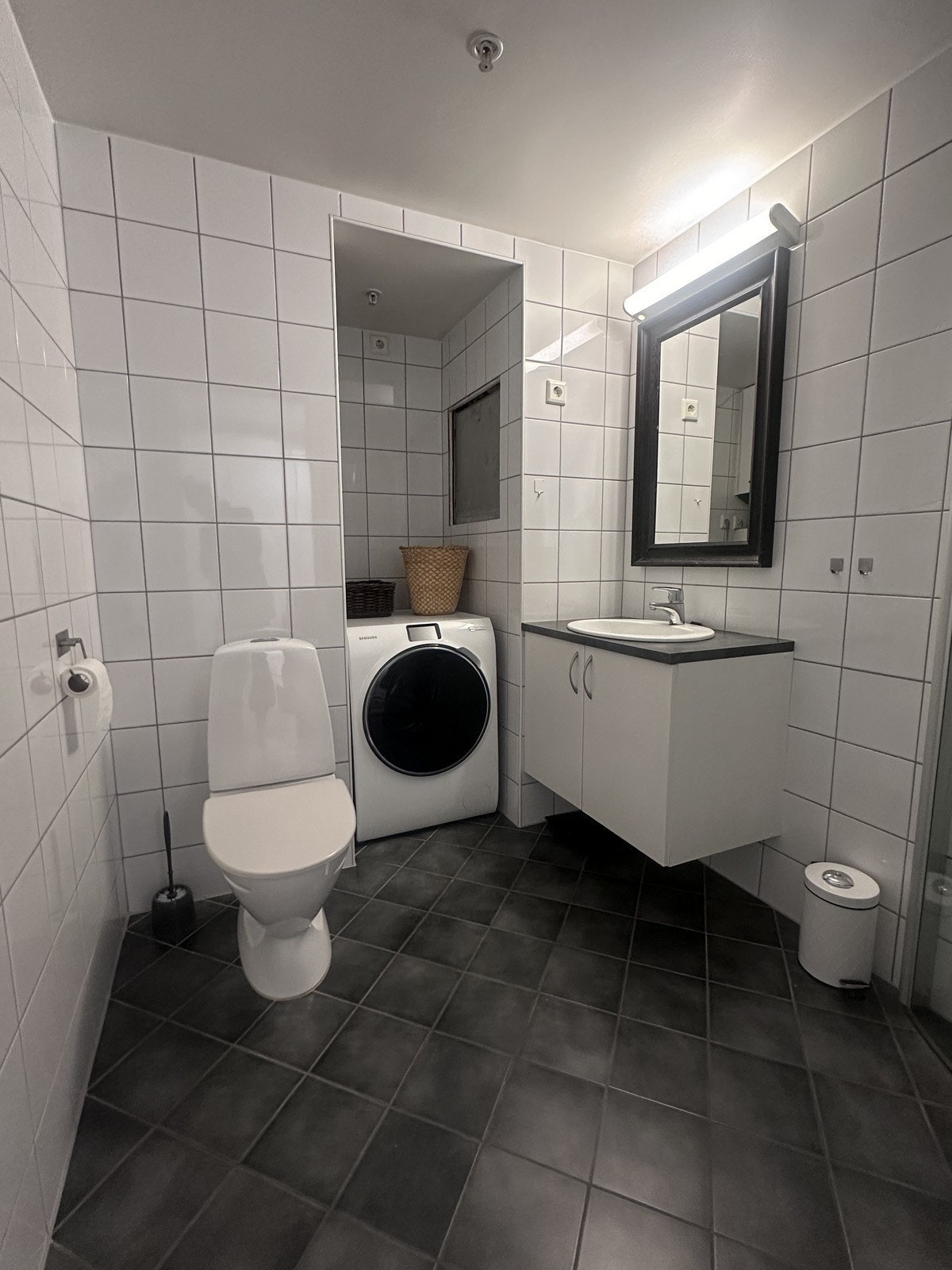 Badet er flislagt og har varme i gulvet - Vaskemaskin følger med Galleribilde