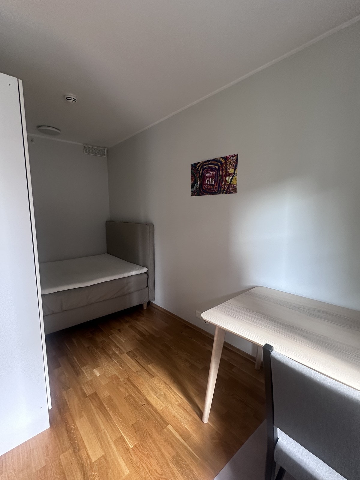 Soverom er møblert med dobbeltseng, garderobeskap og skrivebord. Galleribilde