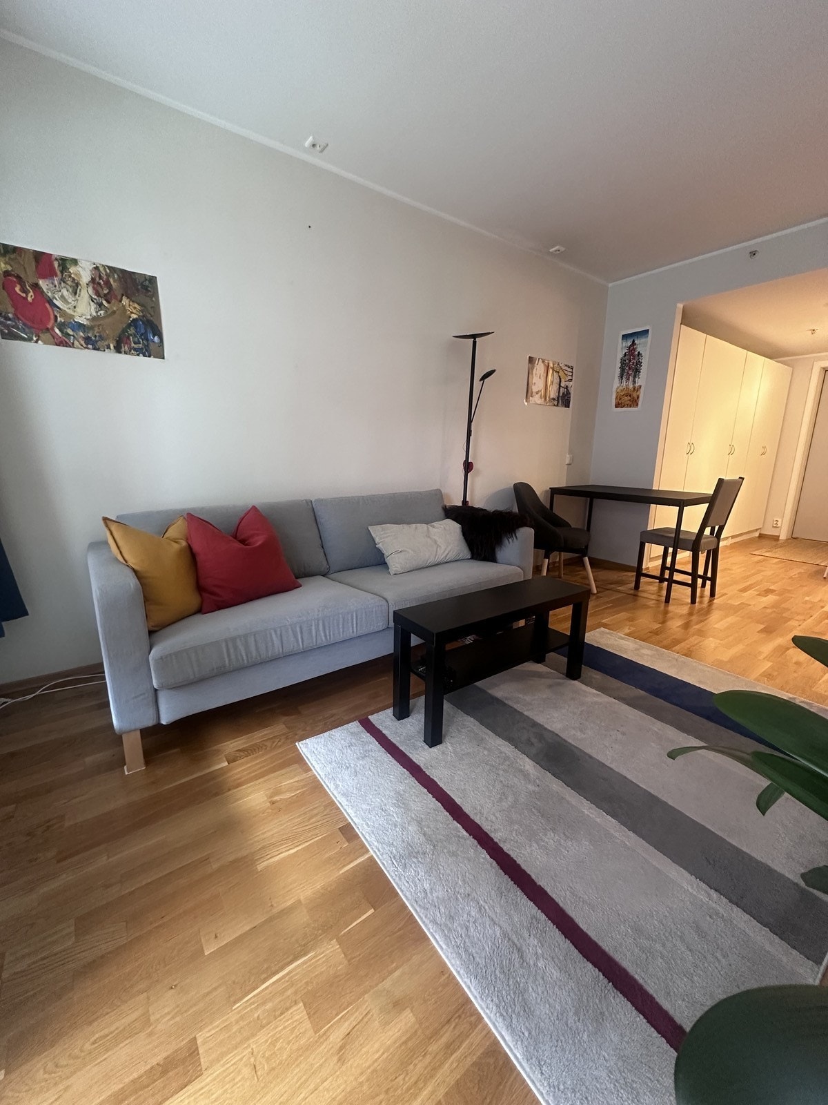 Lys stue møblert med sofa, tv og spisebord Galleribilde