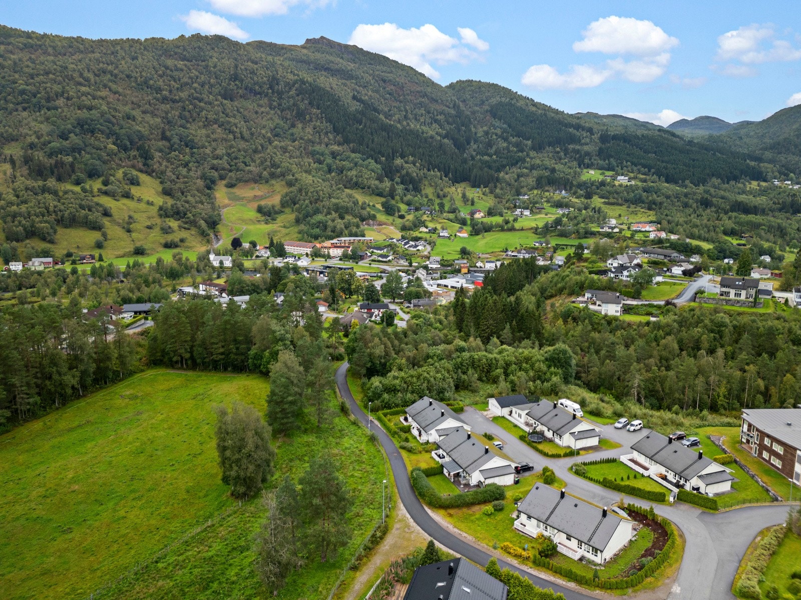 Eiendommen ligger fint til like ovenfor Sande sentrum med kort gangavstand til skule, barnehage, butikk og idrettsanlegg Galleribilde