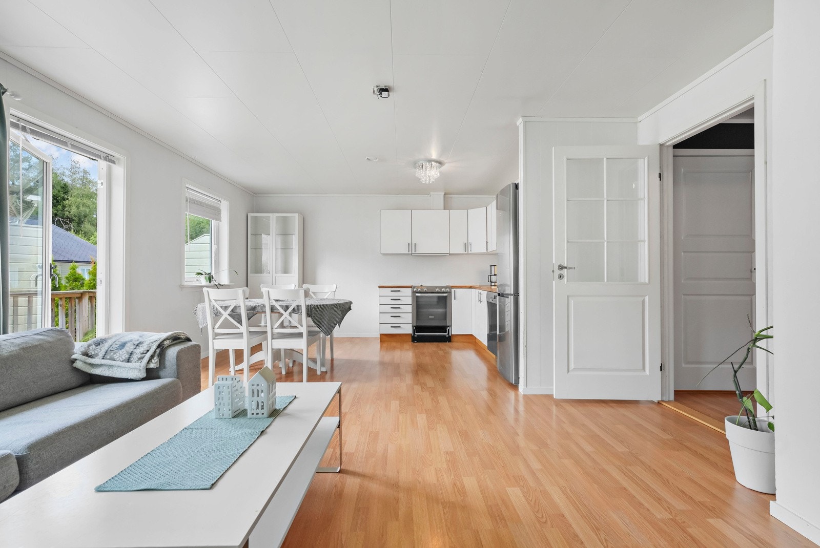 Boligen har åpen stue og kjøkken-løsning Galleribilde