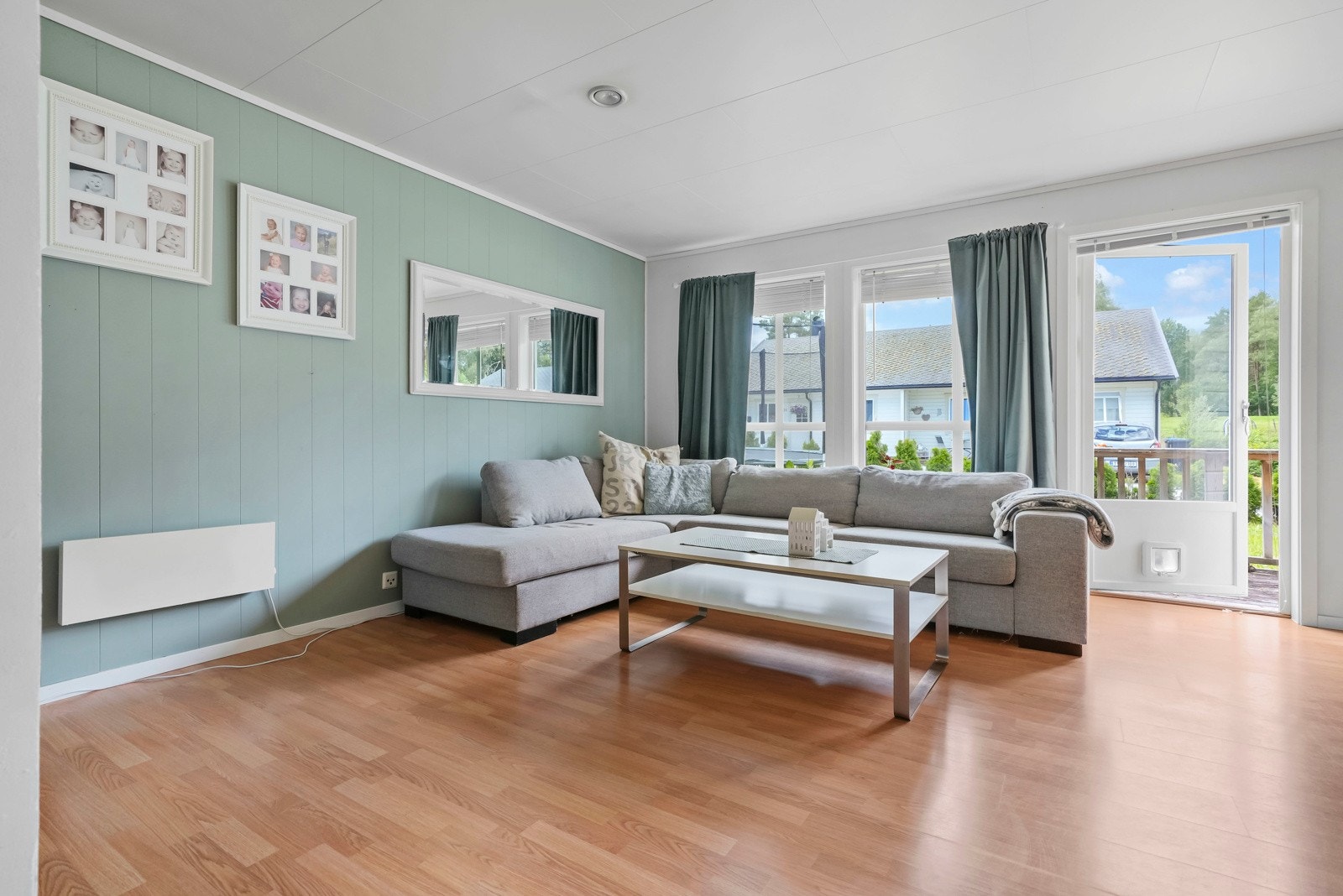 Fra stua er det adkomst ut til terrasse og hage som vender mot vest Galleribilde