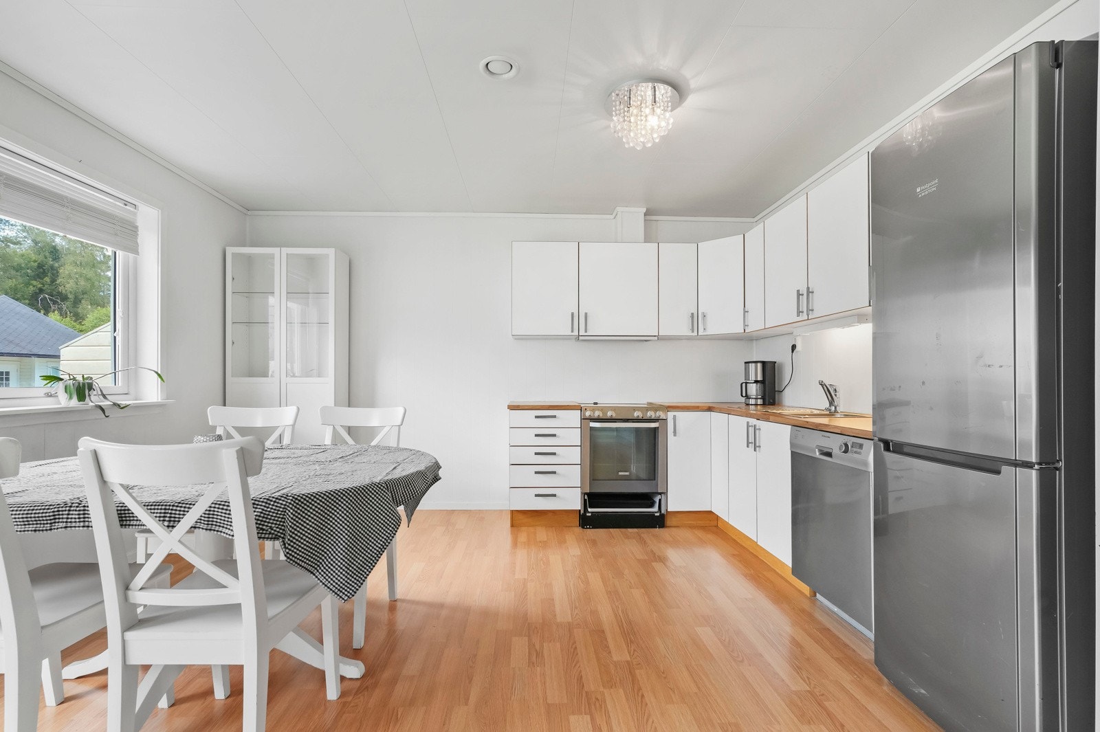 Hvitevarer på kjøkkenet følger med handelen Galleribilde