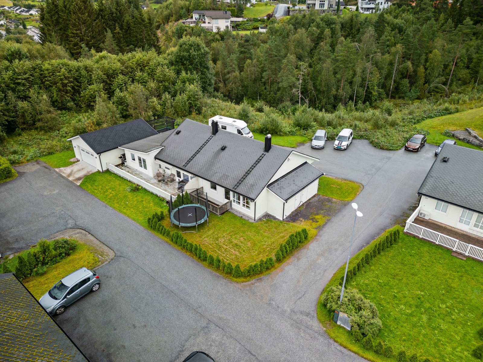 Eiendommen består av vertikaldelt tomannsbolig på felles tomt for sameiet - sameiet er utbygd med 4 boenheter Galleribilde