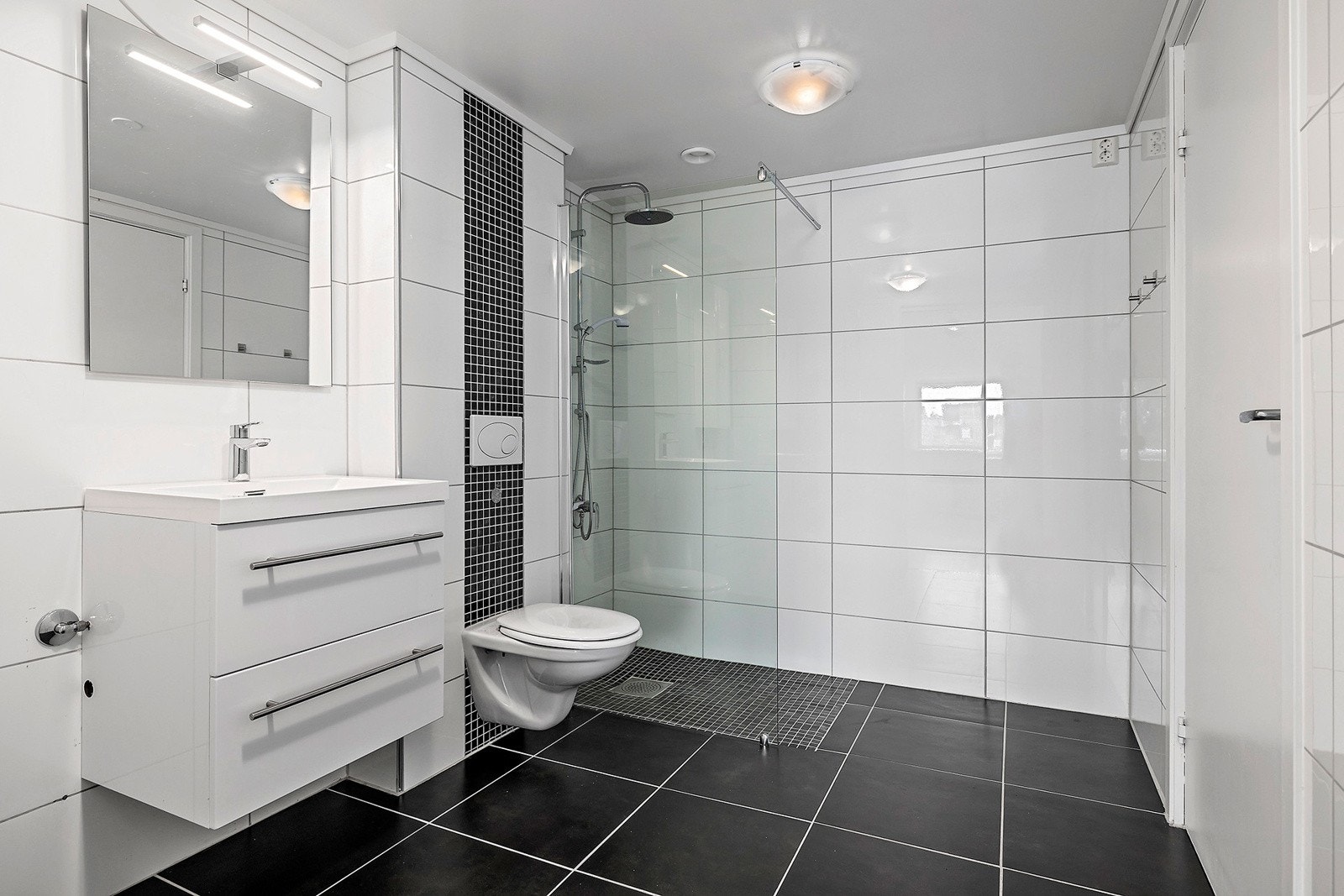 Pent, flisalgt bad/wc. Opplegg for vaskemaskin Galleribilde
