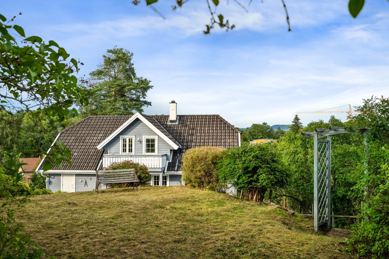 Stort tomteareal tilhørende eiendommen som strekker seg over flere nivåer Galleribilde