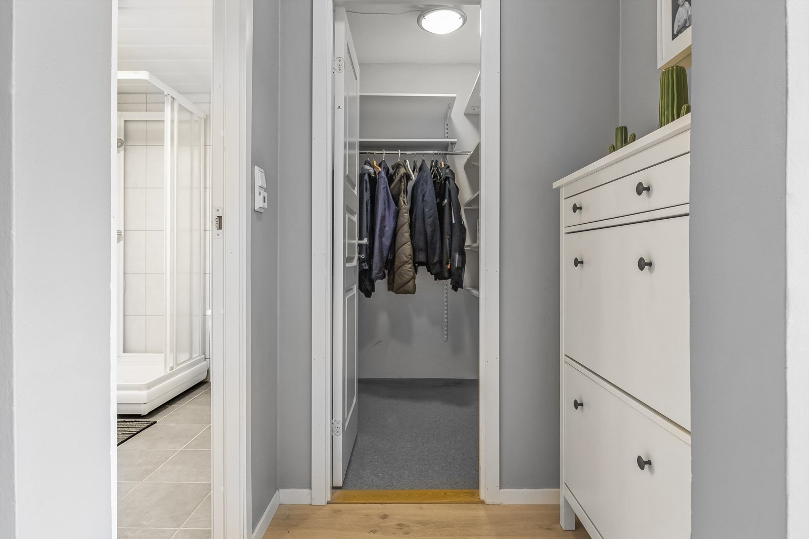Bod i forbindelse med gang. Boden er innredet og brukes delvis som garderobe. Galleribilde
