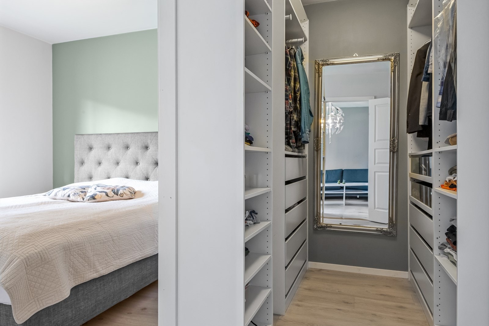 Hovedsoverom har inngang til walk in garderobe. Galleribilde