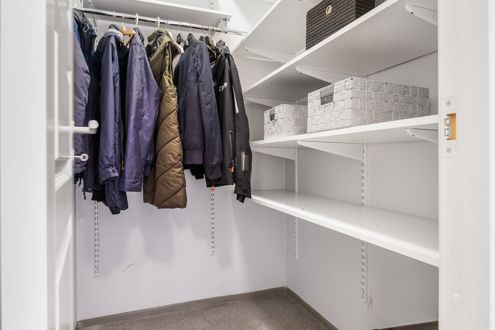 Bod i forbindelse med gang. Boden er innredet og brukes delvis som garderobe. Galleribilde