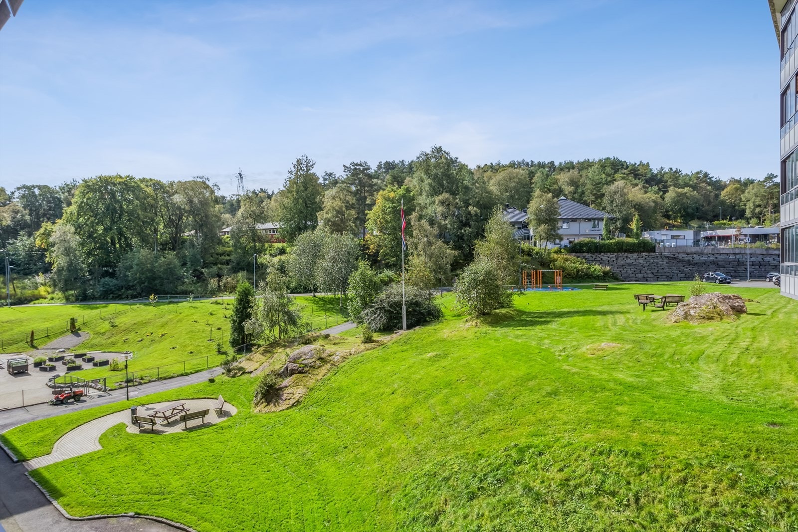 Utsikt over borettslagets flotte fellesområde. Galleribilde