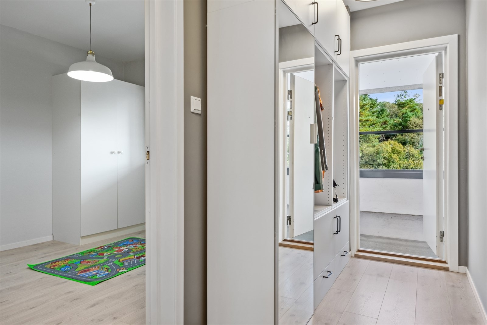 Entré og gang med plass til å henge fra seg yttertøy og sko. Galleribilde