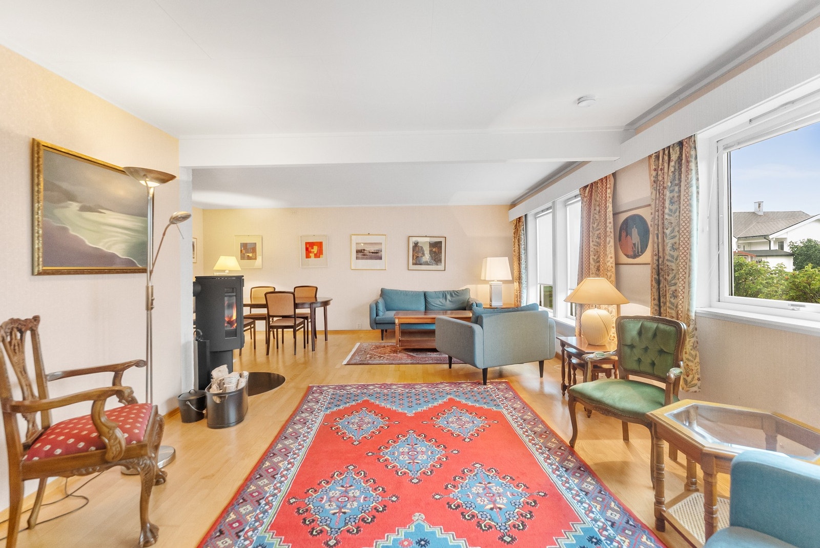 Det er montert vedovn for hyggelig oppvarming. Galleribilde