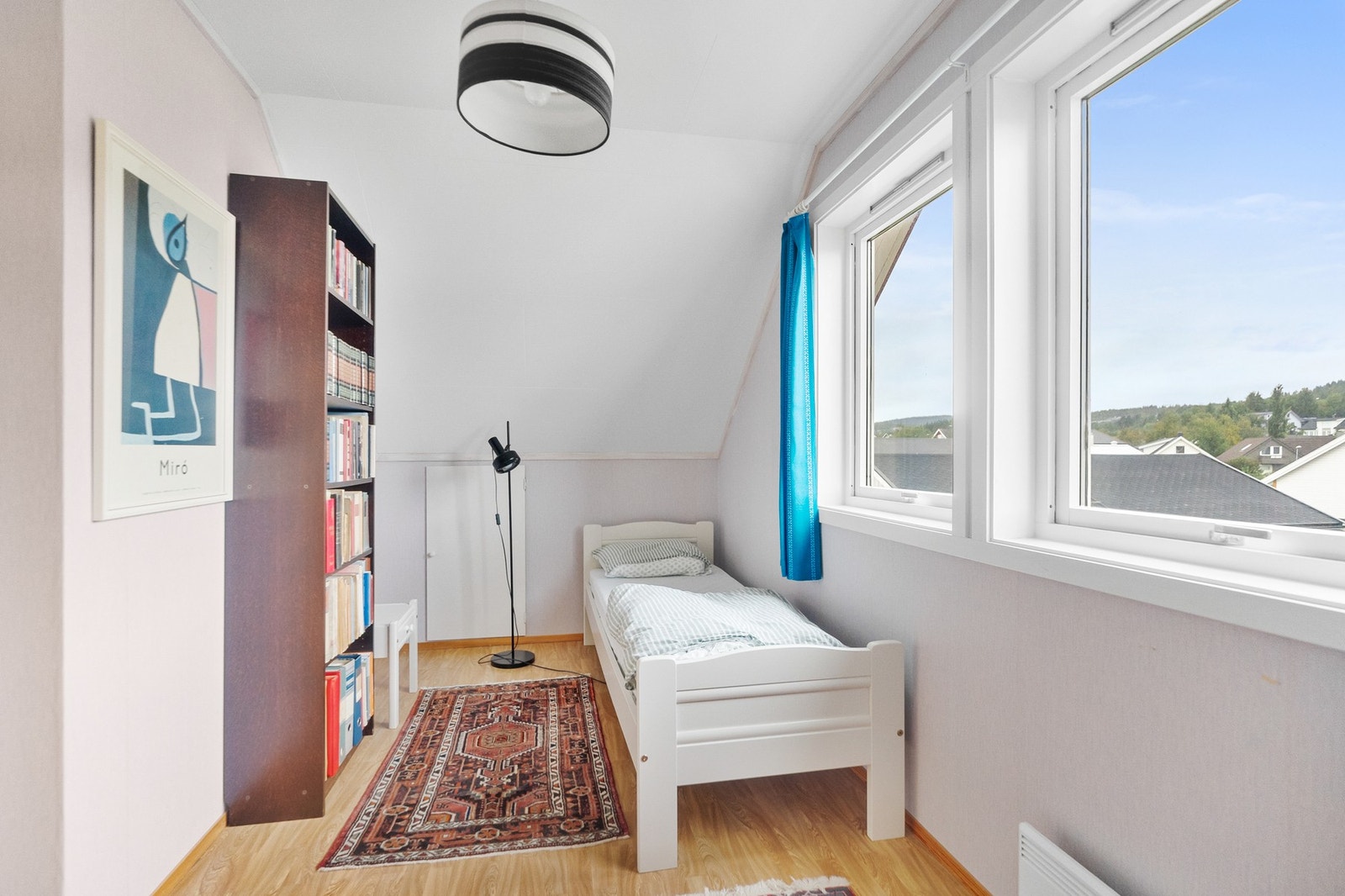 Alle soverommene har fint plass til seng og annet ønsket møblement. Galleribilde